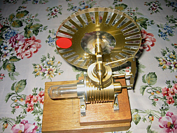 Engine with a vertical pendulum